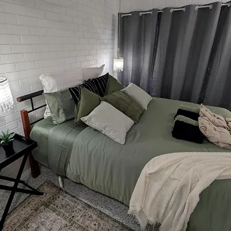 Peaceful, Pool, Lowtox, B'fast Included, Yoga Yard Apartment Brisbane