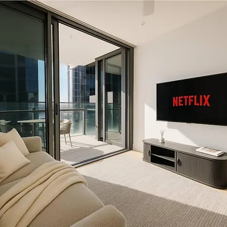 Bright & Calm Haven Lv 17 - W/ Sky & Balcony Views - Apartment Brisbane