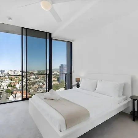 Penthouse Sleeps 8 - Cbd Views - Pools- Games - Baby Apartment *