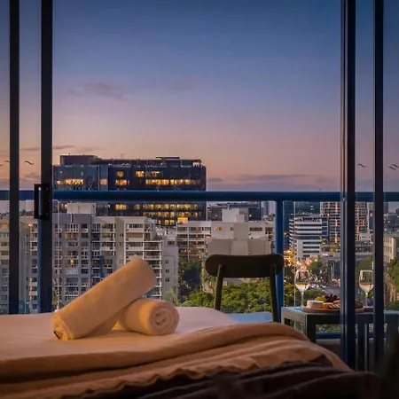 Modern Cbd W/ Balcony Views | Pool & Gym Apartment *