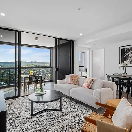 Apartment Spacious 3br Near Stadium W Views, Pool And Car Park *