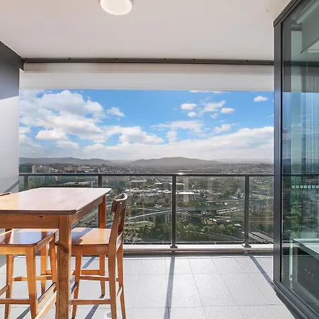 Apartment Windward - Inner-city Skyline With Pool Access *