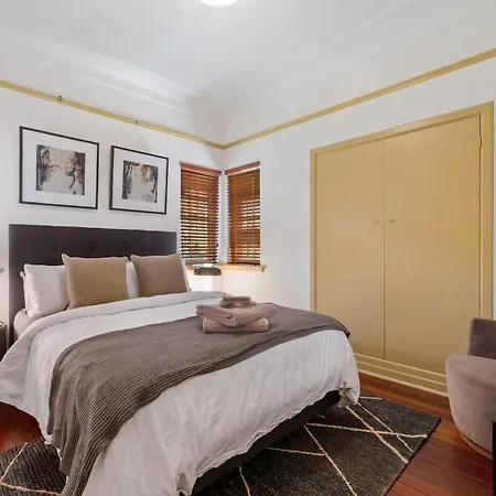 Art Deco Elegance In New Farm Apartment