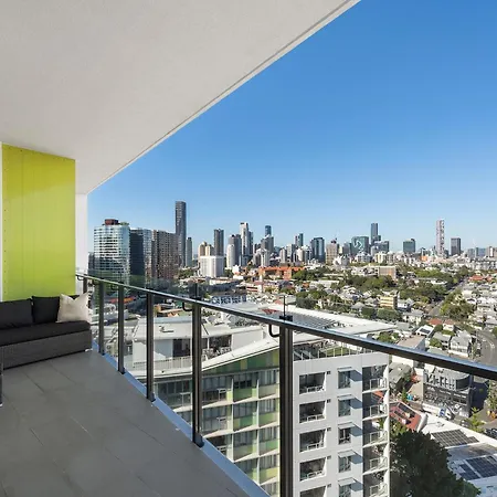 Penthouse Sleeps 8 - Cbd Views - Pools- Games - Baby Brisbane