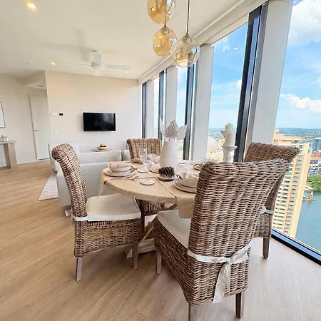 Apartment Luxury Riverside Retreat, Infinity Pool, Free Parking