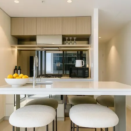 Bright & Calm Haven Lv 17 - W/ Sky & Balcony Views - Brisbane