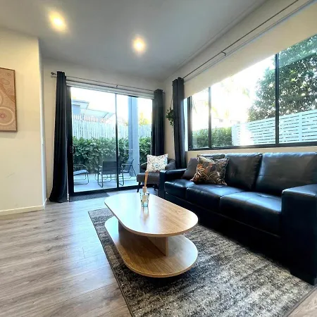 Cannon Hill 2br Retreat With Patio & Parking Apartment Brisbane