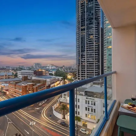 Modern Cbd W/ Balcony Views | Pool & Gym Apartment *