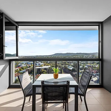 Spacious 3br Near Stadium W Views, Pool And Car Park * Brisbane
