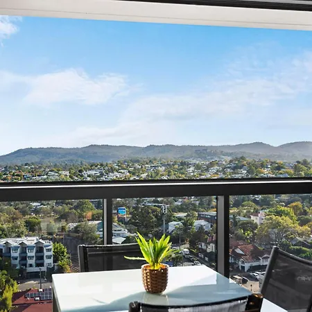 Spacious 3br Near Stadium W Views, Pool And Car Park Apartment *