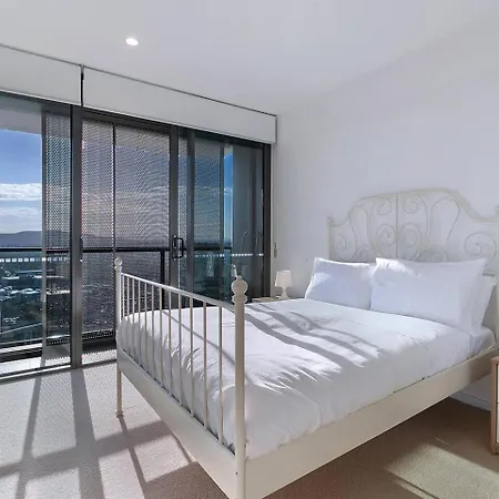 Windward - Inner-city Skyline With Pool Access *