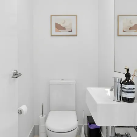 Portside Luxe Retreat 2br Free Parking & Pool Apartment Brisbane