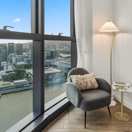 2b2b High Floor With Riverview & Parking Apartment