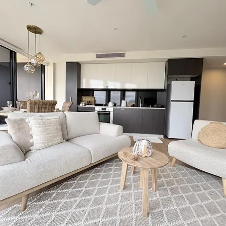 Luxury Riverside Retreat, Infinity Pool, Free Parking