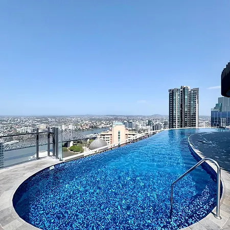 Luxury Riverside Retreat, Infinity Pool, Free Parking *