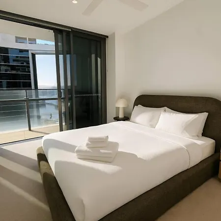 Bright & Calm Haven Lv 17 - W/ Sky & Balcony Views -