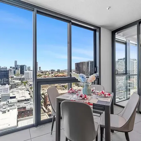 Apartment Luxury High-floor 1br Retreat With Balcony