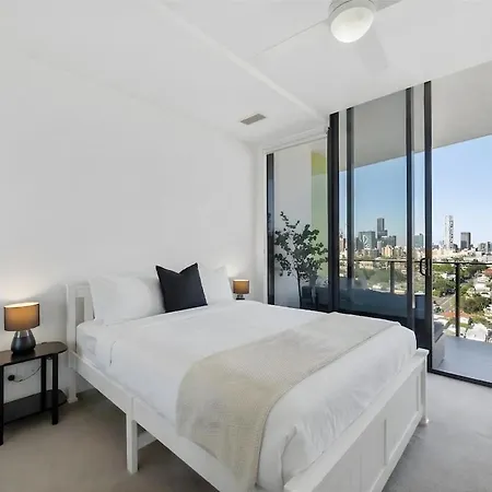 Apartment Penthouse Sleeps 8 - Cbd Views - Pools- Games - Baby