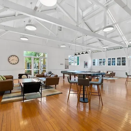 Penthouse Sleep 6 - Cbd Views - Pools - Games - Baby Apartment