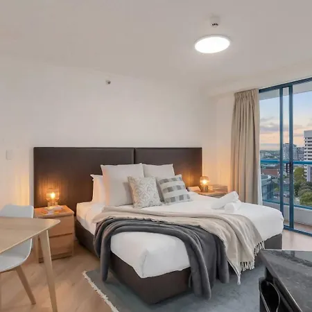 Modern Cbd W/ Balcony Views | Pool & Gym Apartment Brisbane