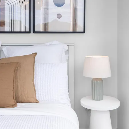 Portside Luxe Retreat 2br Free Parking & Pool Apartment *