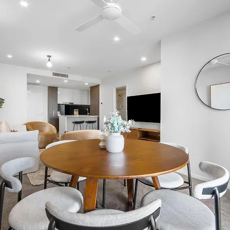 Luxury Sky-high Cbd With Pool, Gym, Parking *
