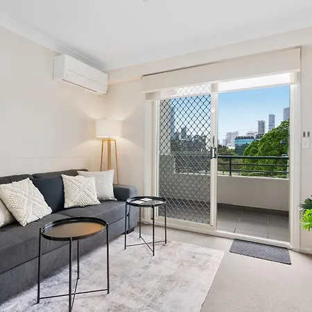 Comfortable With Pool Access * Brisbane