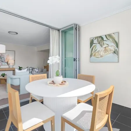 Escape 2bed-2bath-1car-pool-views - Cbd Apartment