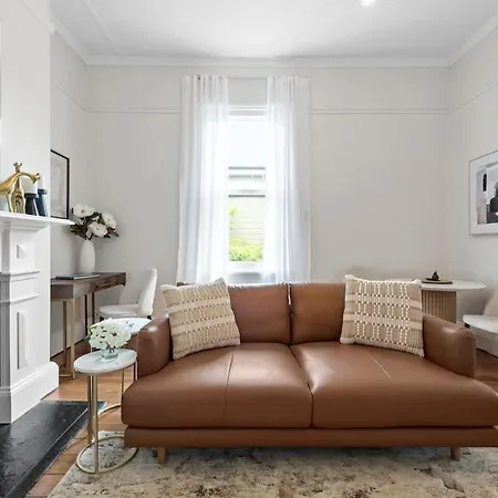 Art Deco With Modern Twist 1bed-1bath-1car-new Farm *