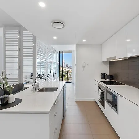 Apartment Penthouse Sleeps 8 - Cbd Views - Pools- Games - Baby *