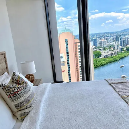 Luxury Riverside Retreat, Infinity Pool, Free Parking Brisbane