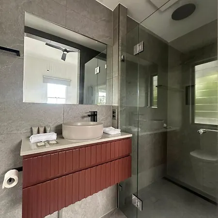 Spacious Queenslander Charm - Heart Of New Farm Apartment