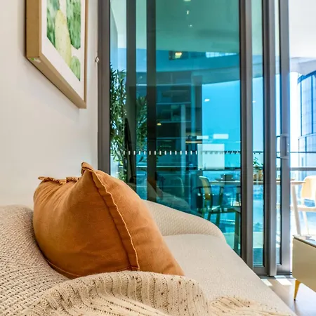 Queens Wharf Charm W/ Balcony Views - Lv 15 -