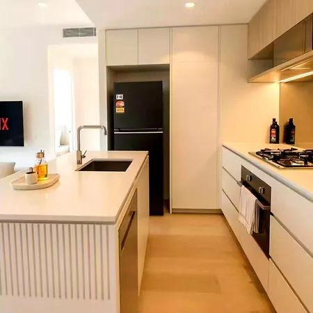 Bright & Calm Haven Lv 17 - W/ Sky & Balcony Views - Apartment *