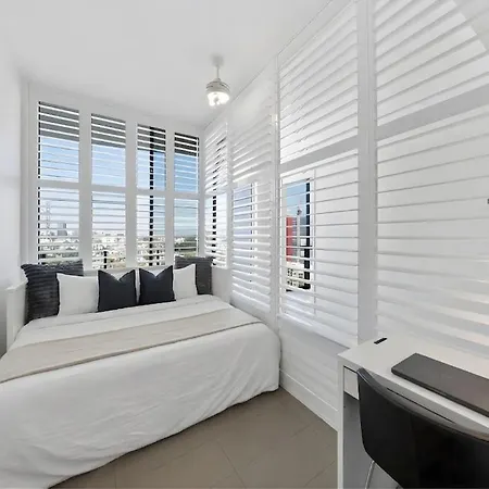 Apartment Penthouse Sleeps 8 - Cbd Views - Pools- Games - Baby