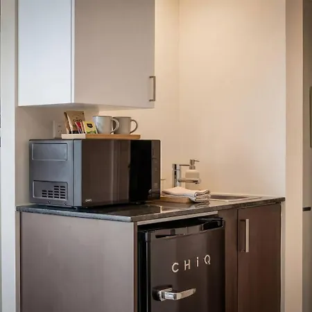 Apartment Modern Cbd W/ Balcony Views | Pool & Gym Brisbane