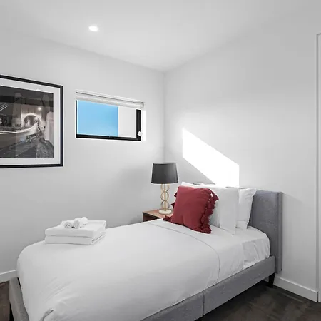 Spacious 3br Near Stadium W Views, Pool And Car Park Apartment Brisbane