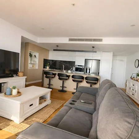 Designer 2 Bedroom In South Apartment *