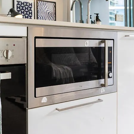 Portside Luxe Retreat 2br Free Parking & Pool * Brisbane