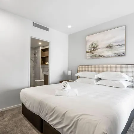 Apartment Luxury Sky-high Cbd With Pool, Gym, Parking