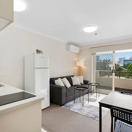 Comfortable With Pool Access Apartment Brisbane