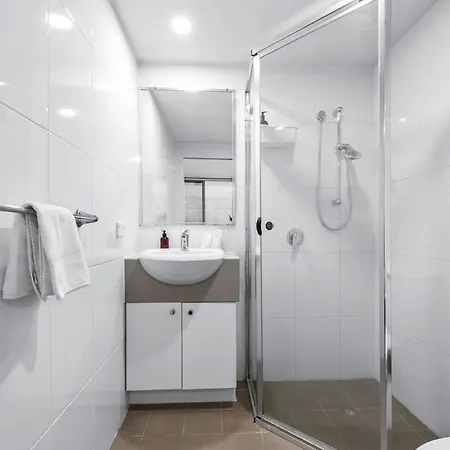 Spacious Comfortable Unit With Free Parking & Pool