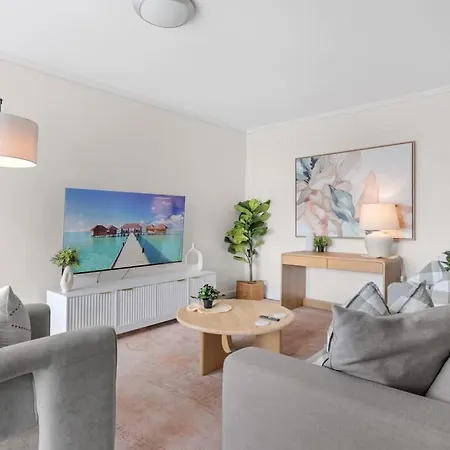 Apartment Escape 2bed-2bath-1car-pool-views - Cbd *