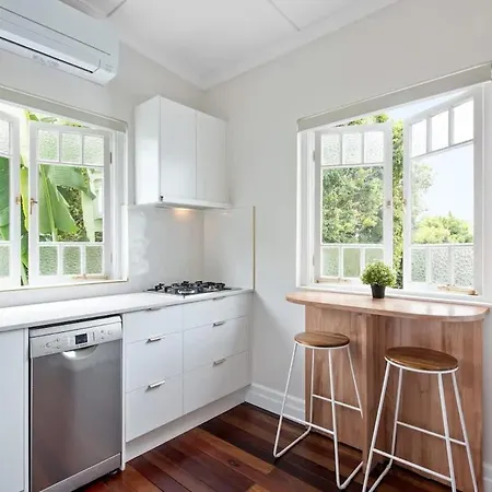 Art Deco With Modern Twist 1bed-1bath-1car-new Farm *
