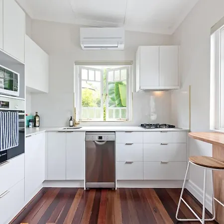 Art Deco With Modern Twist 1bed-1bath-1car-new Farm Apartment *