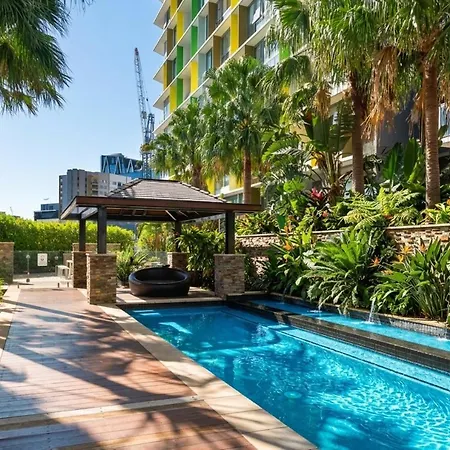 Apartment Penthouse Sleeps 8 - Cbd Views - Pools- Games - Baby *