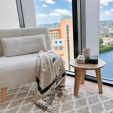 Apartment Luxury Riverside Retreat, Infinity Pool, Free Parking Brisbane