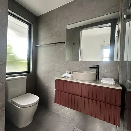 Spacious Queenslander Charm - Heart Of New Farm Apartment *