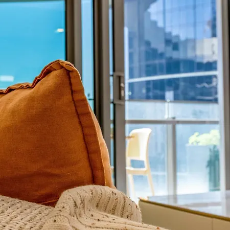 Queens Wharf Charm W/ Balcony Views - Lv 15 -