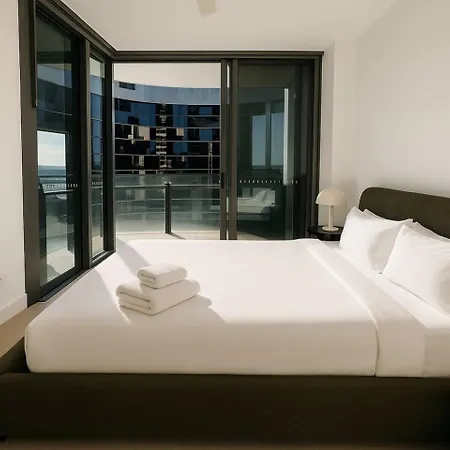 Bright & Calm Haven Lv 17 - W/ Sky & Balcony Views -